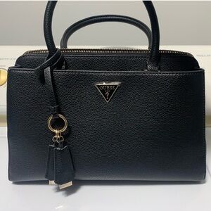 Host Pick ✨ Guess handbag